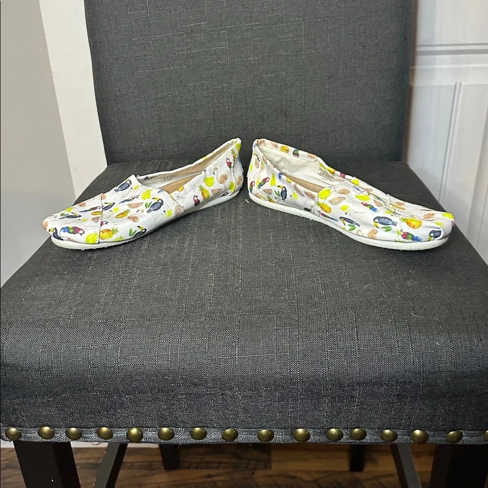 Toms Size 7 White with‎ Colorful Fruit Tropical Print Shoes - Picture 7 of 9